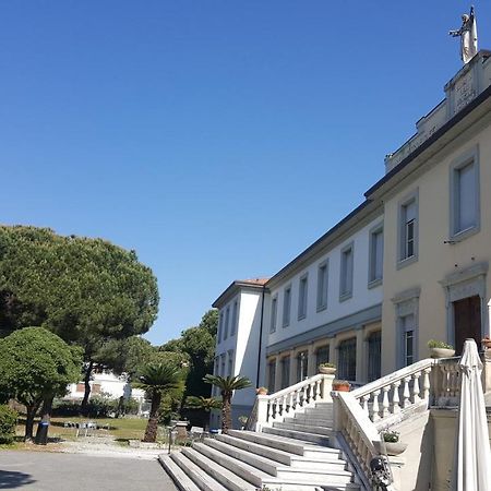Casa Per Ferie "Sacro Cuore" Marina di Massa Exterior photo